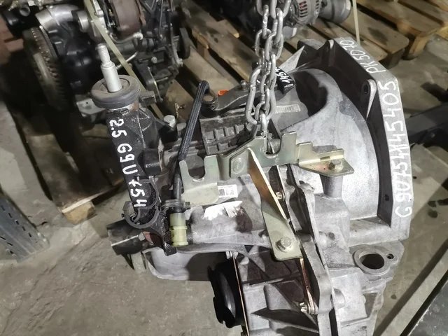 КПП механическая (МКПП) к Nissan Interstar, 2005 г.