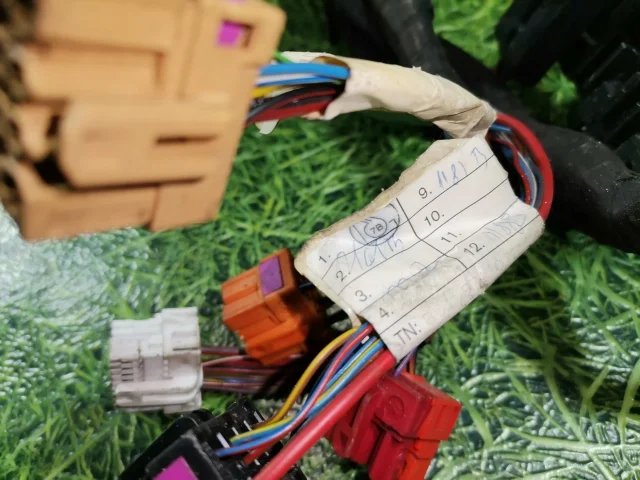 Проводка двигателя к Volkswagen Passat, 2000 г.
